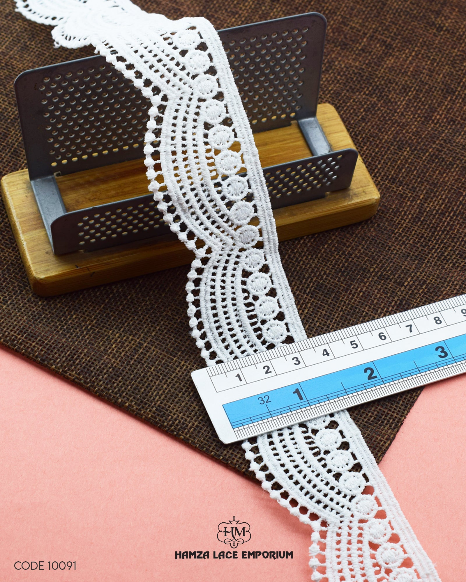 Size of the 'Edging Scallop Lace 10091' is shown as '1.5' inches with the help of a ruler
