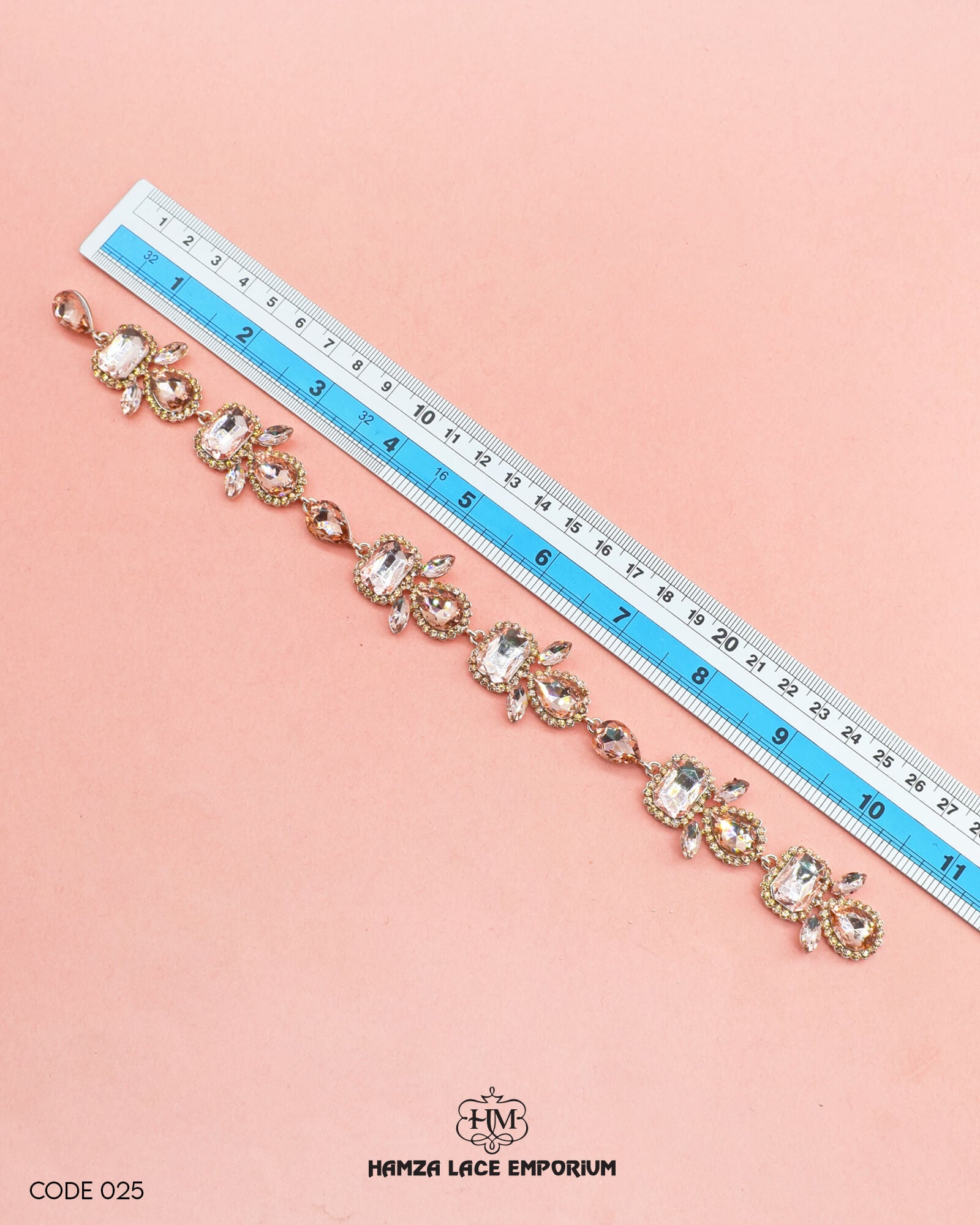 The 'Button Patti 025' size is showcased using a ruler for precise measurement.