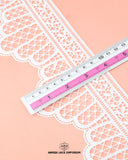 Size of the 'Edging Loop Lace 17224' is shown as '4' inches with the help of a ruler