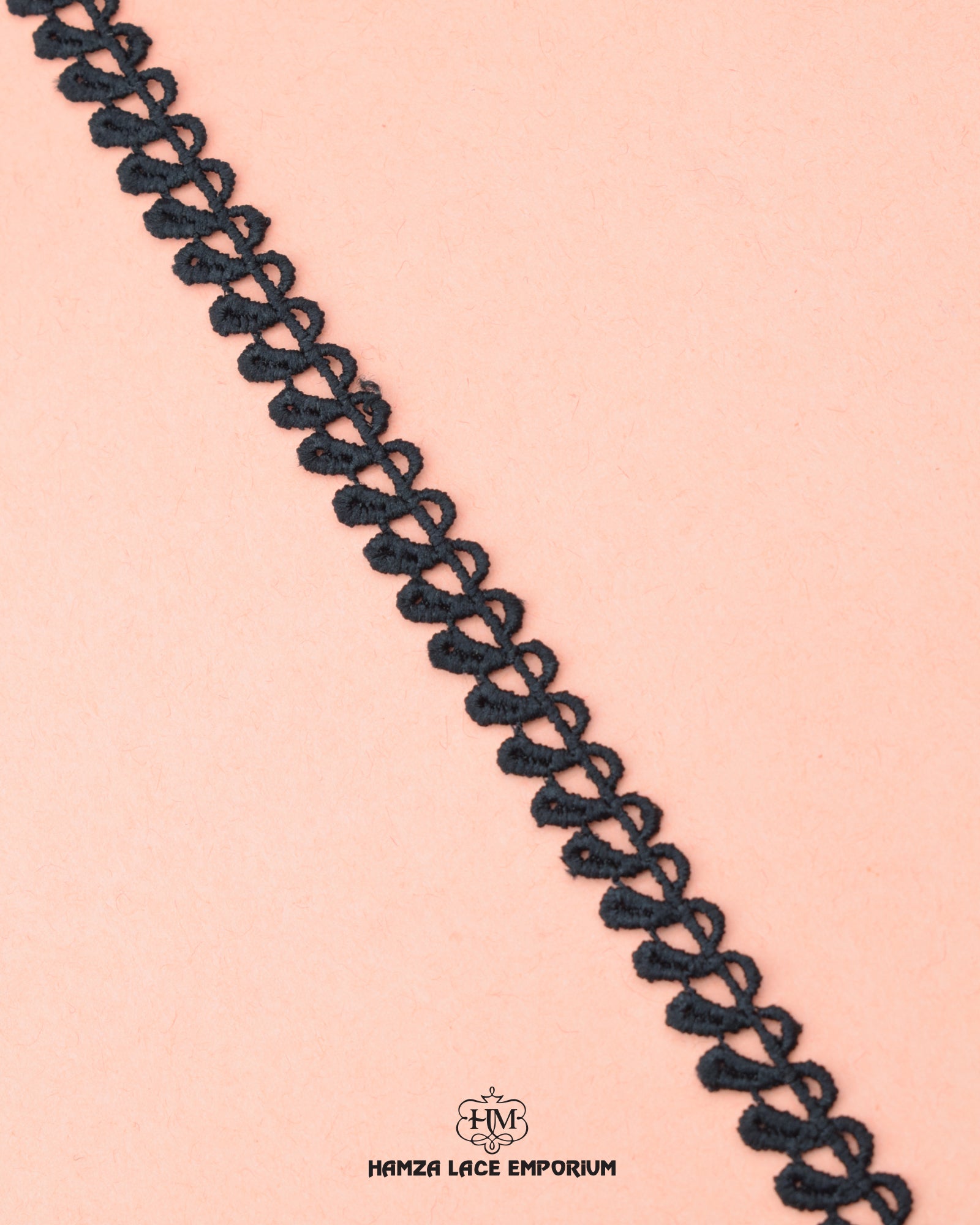 closer look of the 'Edging Loop Lace 17816' on a pink background