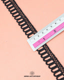 With the help of a scale, the size of the 'Edging Loop Lace 21962' is displayed