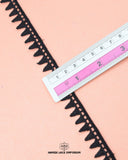 Using a scale, the size of the 'Edging Samosa Lace 22353' is shown