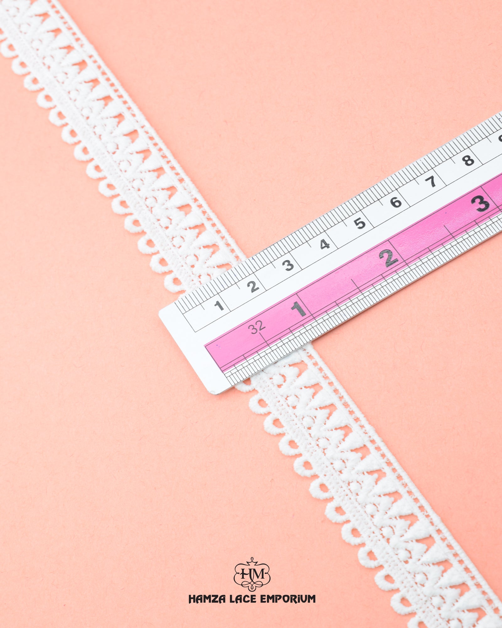 Size of the 'Edging Lace 22370' is shown as '0.5' inches with the help of a ruler