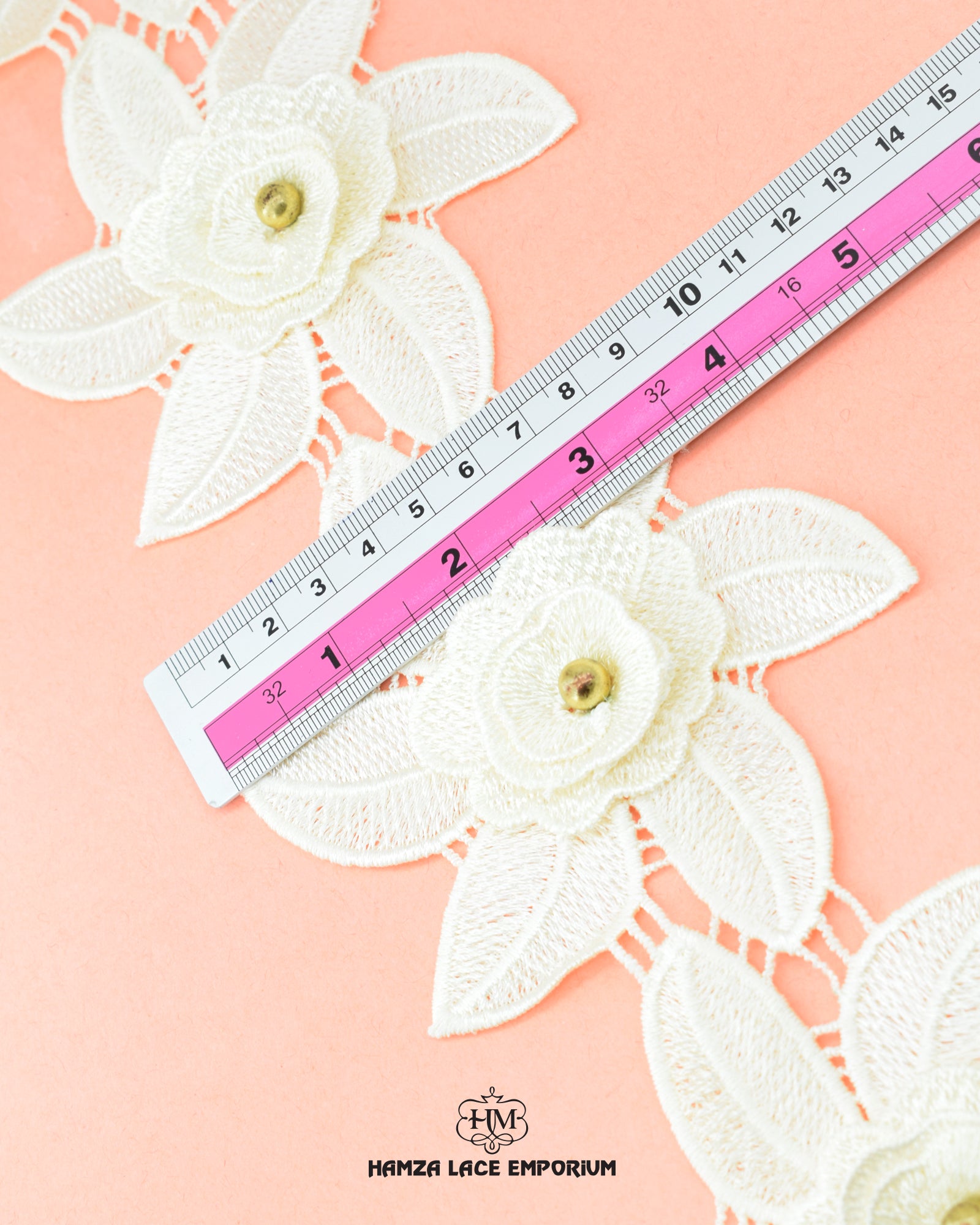The size of the 'Center Tilla Flower Lace 22886' is given with the help of a ruler.
