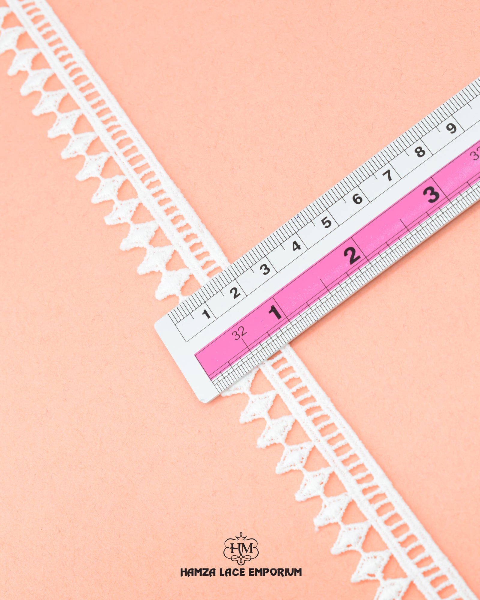 Size of the 'Edging Triangle Lace 22968' is shown as '1' inch with the help of a ruler