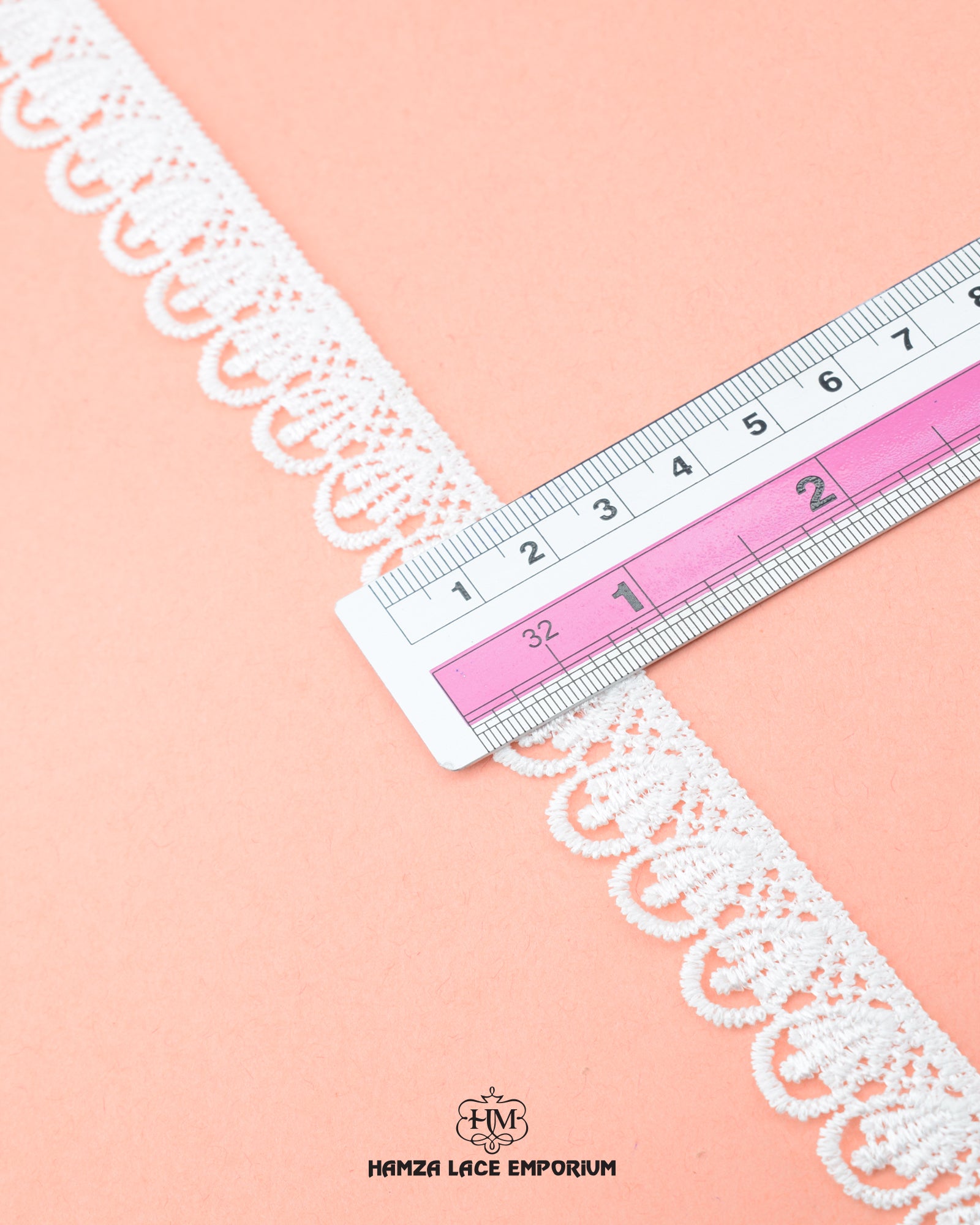 Size of the 'Edging Loop Lace 23136' is shown as '0.5' inches with the help of a ruler