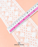The size of the 'Center Feeling Lace 23163' is given with the help of a ruler.