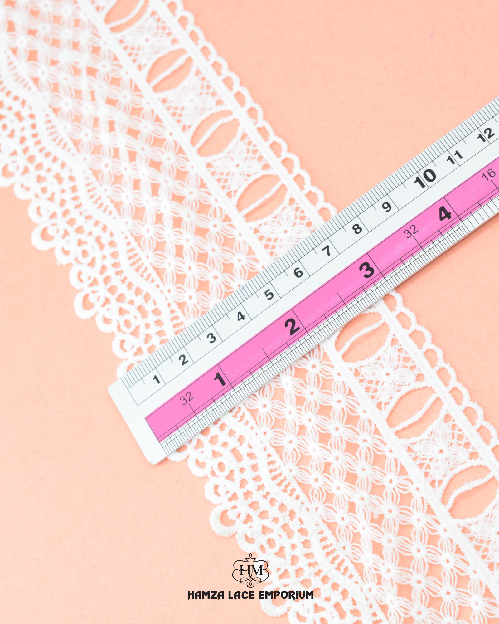 Using a scale, the size of the 'Edging Lace 23413' is shown