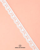 Zoomed view of the white 'Edging Scallop Lace 23485'