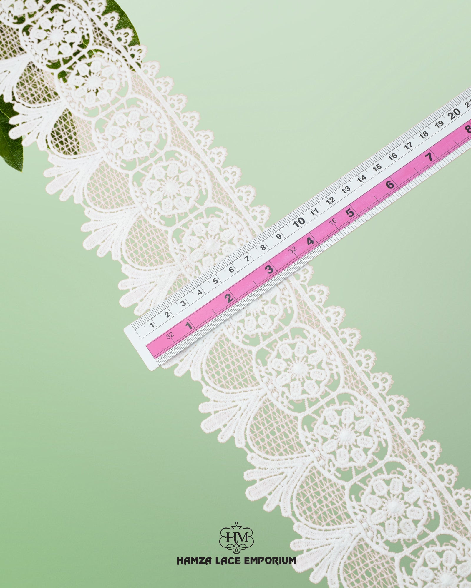 Using a scale, the size of 'Edging Lace 23580' is shown