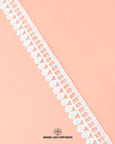 Zoomed view of the white 'Edging Loop Lace 2526'