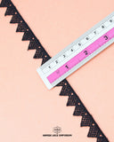 The size of the 'Edging Samosa Lace 4684' is given as '0.5' inches by placing a ruler on it