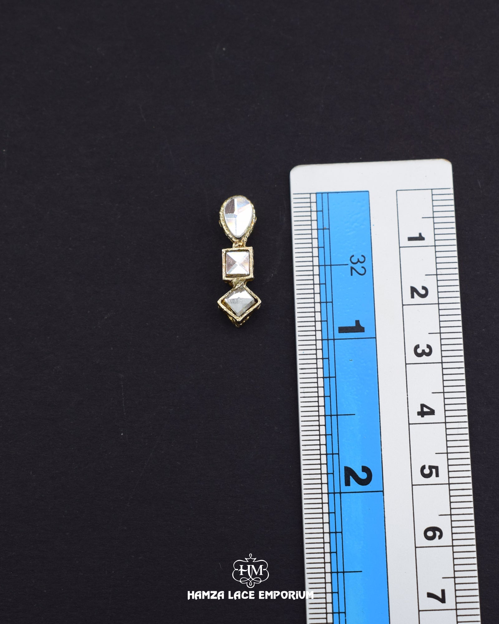 The size of the 'Hanging Button FBC018' is indicated using a ruler.