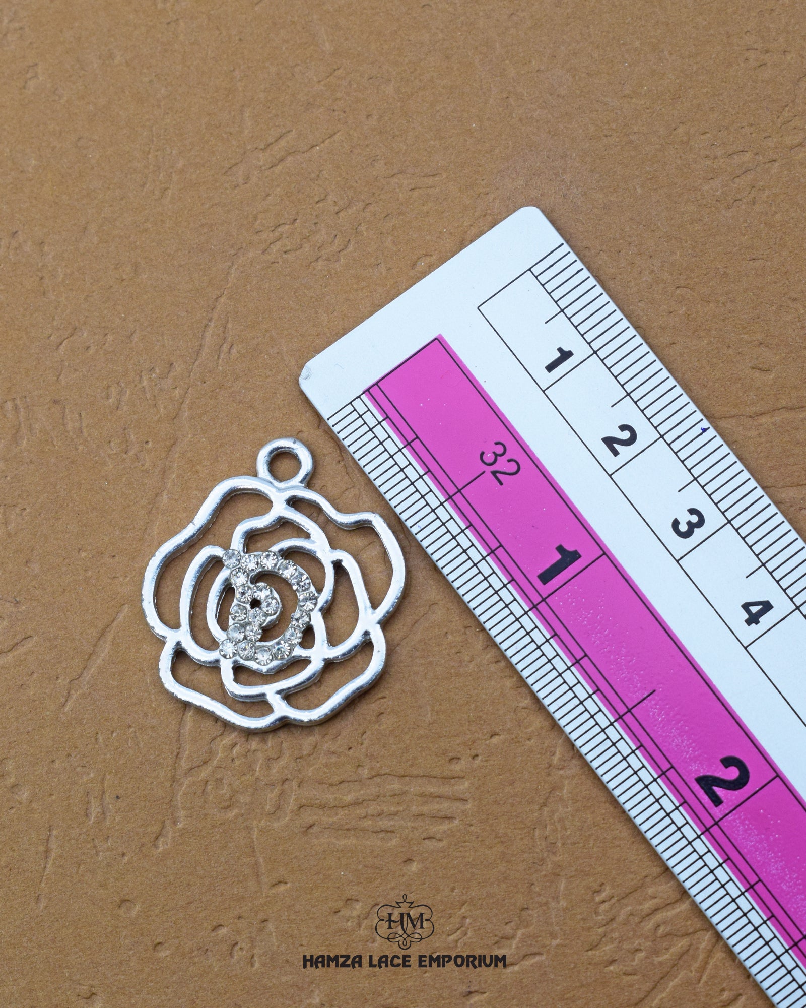 The size of the 'Hanging Flower Button 139FBC' is showcased alongside a helpful ruler to visualize and assess the product size accurately.
