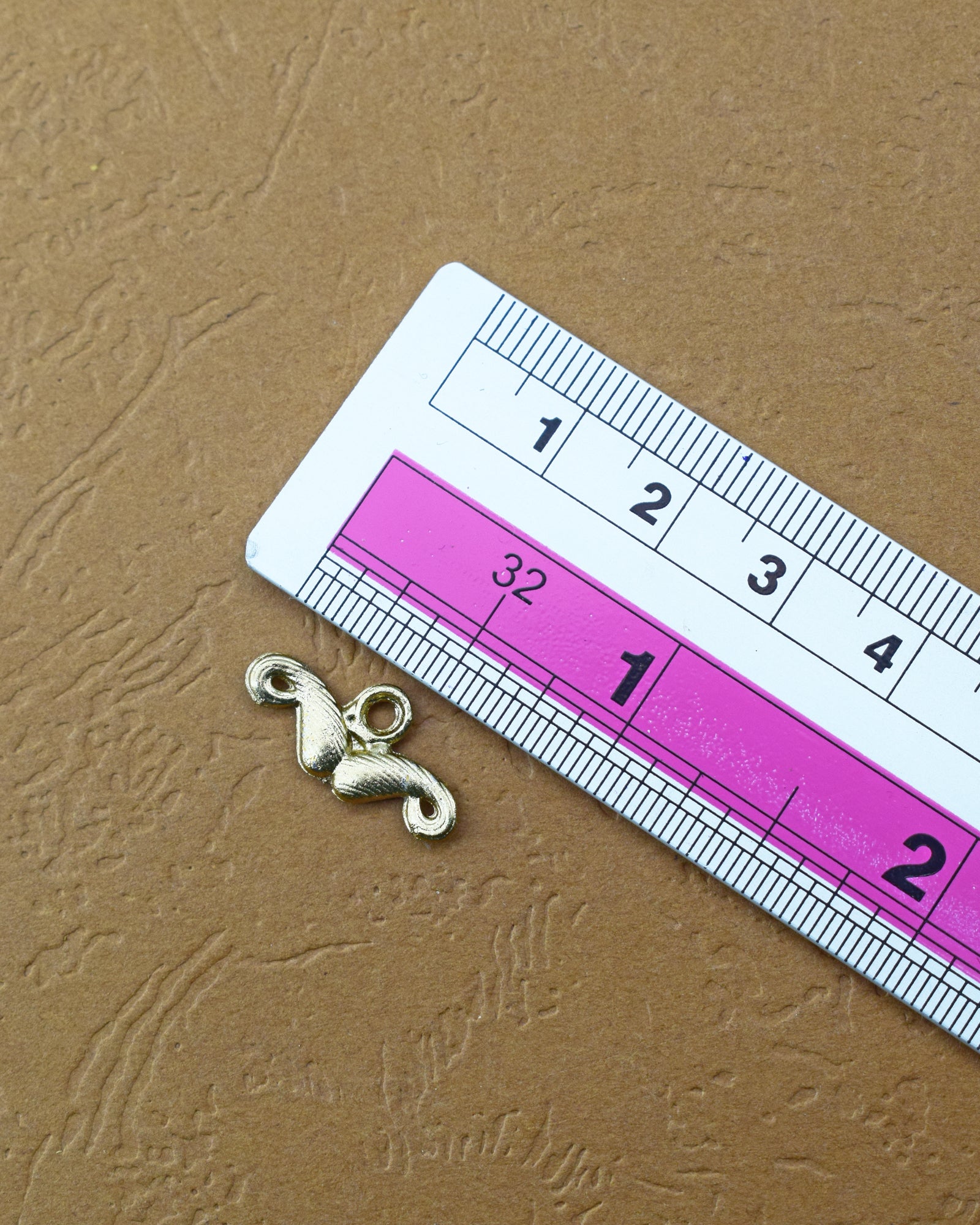 The 'Metal Accessory MA13' size is showcased using a ruler for precise measurement.