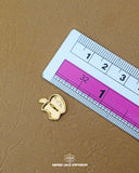Size of the 'Apple Design Metal Button MB382' is given with the help of a ruler