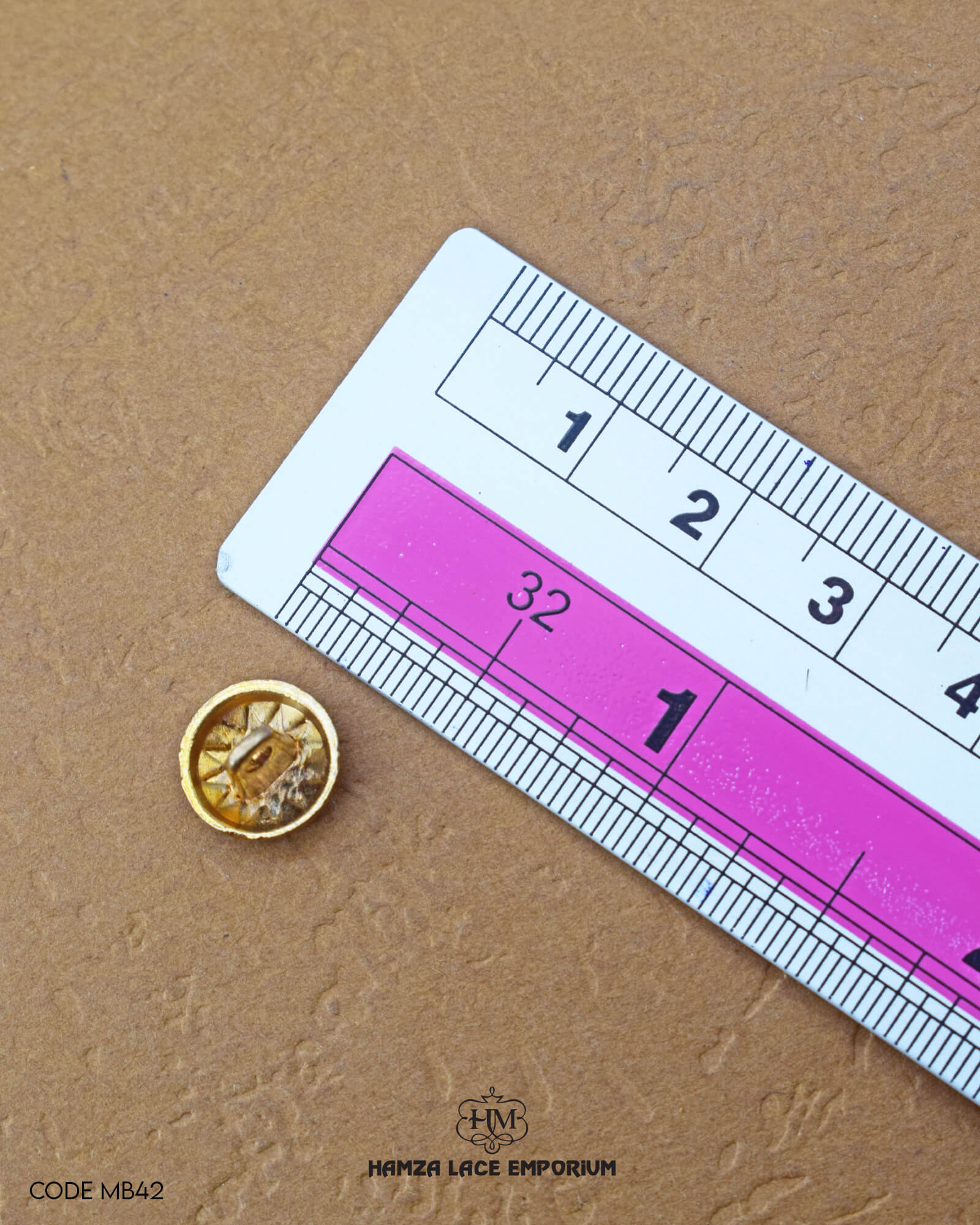 The size of the 'Metal Suiting Button MB42' is measured by using a ruler