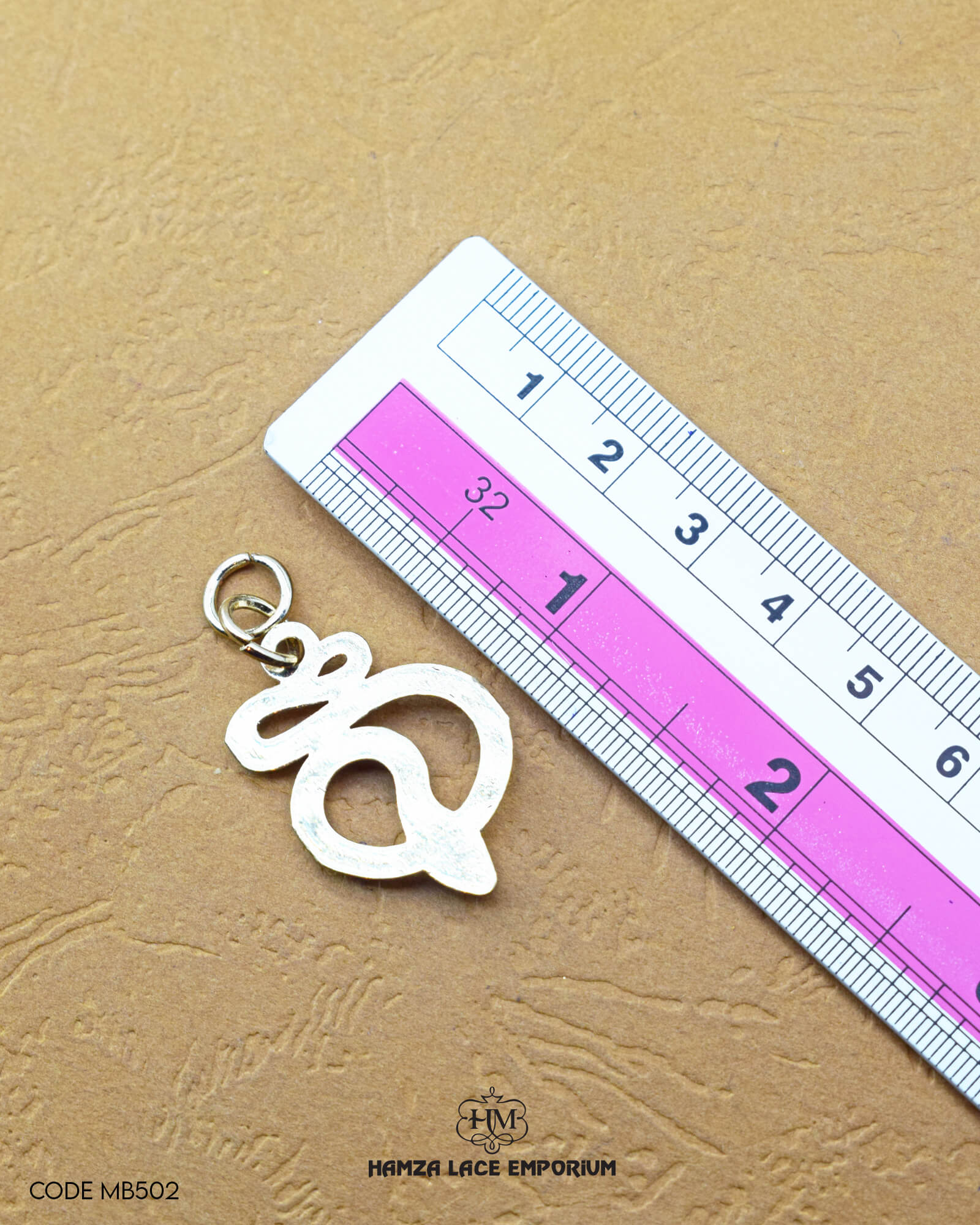 The size of the 'Snake Design Metal Button MB502' is measured using a ruler.