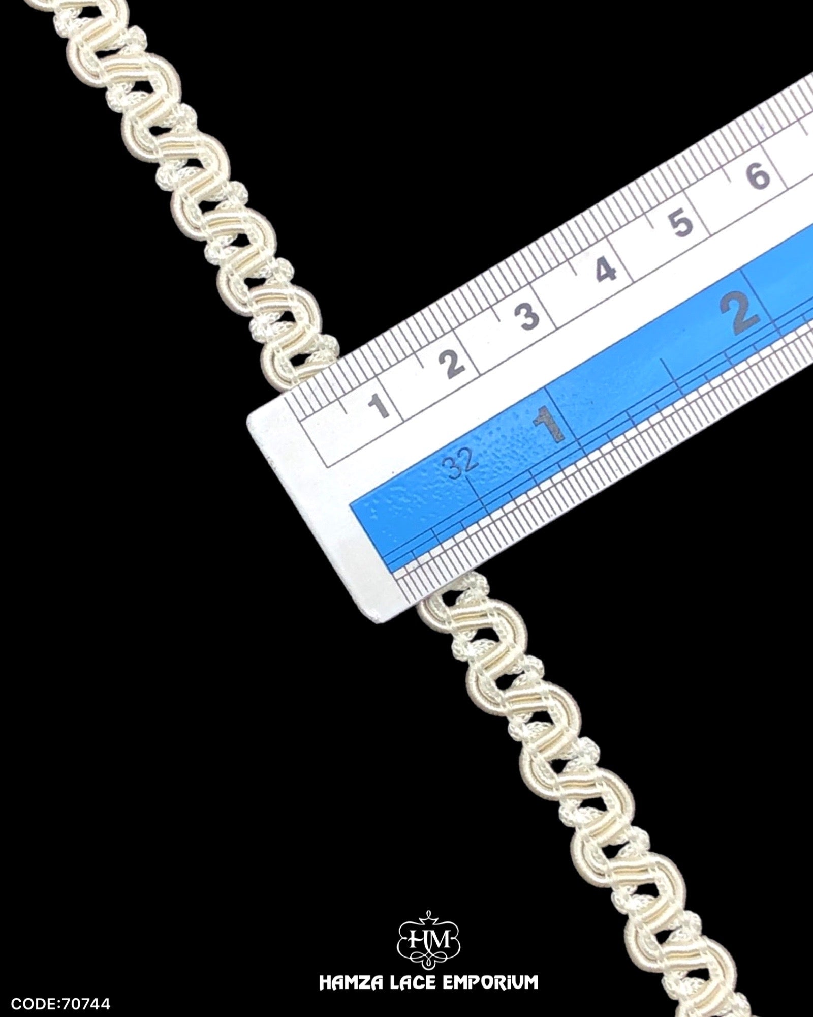 Size of the 'Zig Zag Polyester Lace 70744' is displayed with the help of a ruler